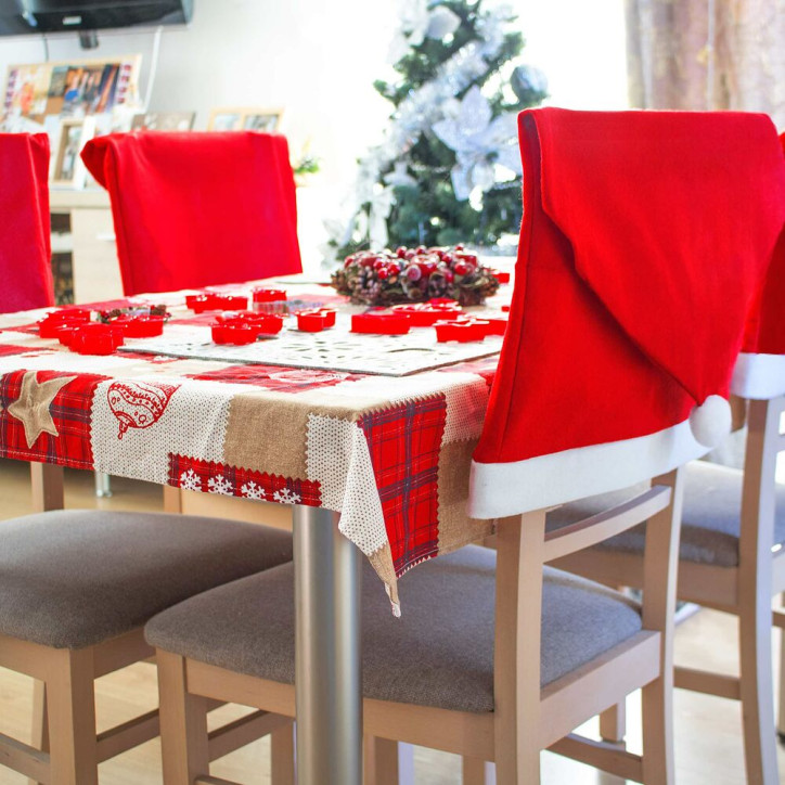 Vianočný prehoz na stoličke Santa Claus, červený Vianočný prehoz na stoličke Santa Claus, červený