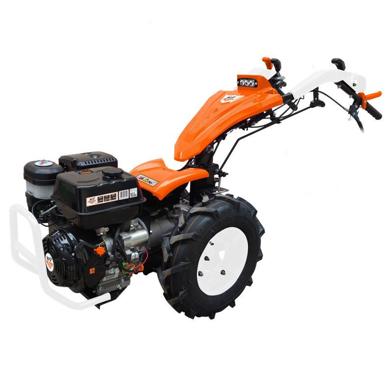 Malotraktor C977 s lištovou kosačkou, kultivátorom a pluhom Malotraktor C977 s lištovou kosačkou, kultivátorom a pluhom