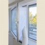 Tesnenie okien pre mobilné klimatizácie v dĺžke 4 m. Pri správnej montáži na okno alebo na dvere tesnenie šetrí energiu, v lete udržiava studený vzduch v miestnosti a teplý vzduch vonku. Dá sa rýchlo prispôsobiť na všetky priemery rúr pomocou zipsu.