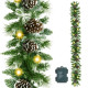 Prémiová girlanda z umelých vetvičiek so šiškami a LED osvetlením. Dĺžka 2,8 m, šírka 40 cm, 50 LED diód napájaných na batérie. Reťaz má veľmi hustú skladbu vetvičiek pripomínajúcich pravé ihličie. Výborne sa dopĺňa o ďalšie dekorácie, ľahko sa tvaruje aj napája. Osvetlenie má 8 režimov svietenia. Táto vianočná dekorácia bude vyzerať skvele, nech ju dáte na stromček, omotáte okolo zábradlia, trámov alebo použijete ako základ pre vianočné aranžmány.