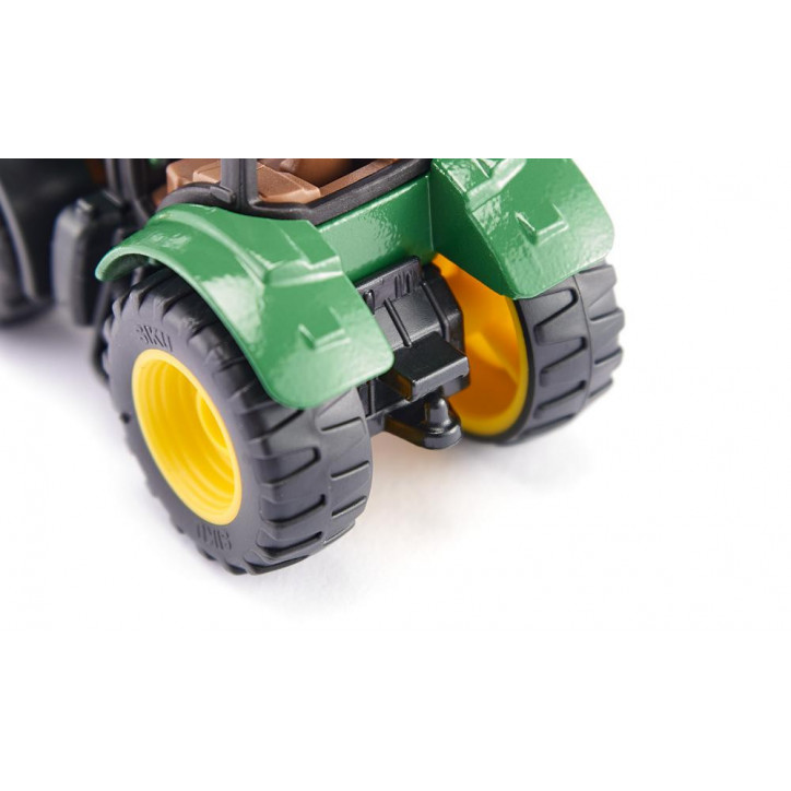 Traktor John Deere s mechanizmom na uchopenie guľatiny / 1540