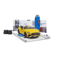 BRUDER Autoservis so športovým autom a mechanikom s náradím / 62110
