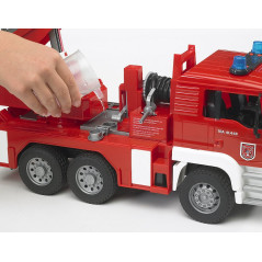 Hasičské auto MAN so svetelným a zvukovým modulom, s otočným rebríkom a čerpadlom 1:16 02771