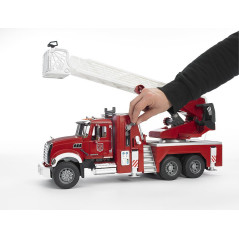 Hasičské auto MACK Granite s výsuvným rebríkom a vodným čerpadlom 1:16 02821