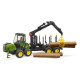 John Deere 1210E lesný traktor s ramenom a štyrmi guľatinami