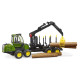 John Deere 1210E lesný traktor s ramenom a štyrmi guľatinami