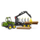 John Deere 1210E lesný traktor s ramenom a štyrmi guľatinami